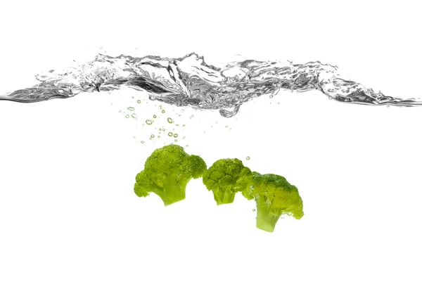 Brokoli jatuh ke dalam air — Stok Foto