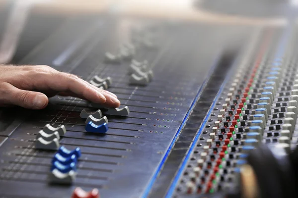 Mão no mixer no estúdio de gravação — Fotografia de Stock
