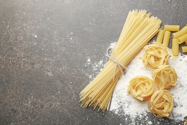 Olika torra pastaprodukter — Stockfoto