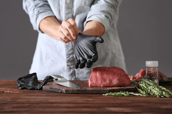 Macellaio taglio carne di maiale — Foto Stock