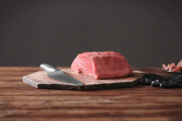 Carne de cerdo fresca y cuchillo —  Fotos de Stock