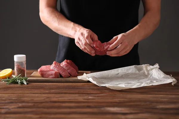 Мясник готовит свинину — стоковое фото