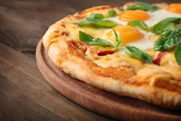 Margarita pizza fesleğen yaprakları ile