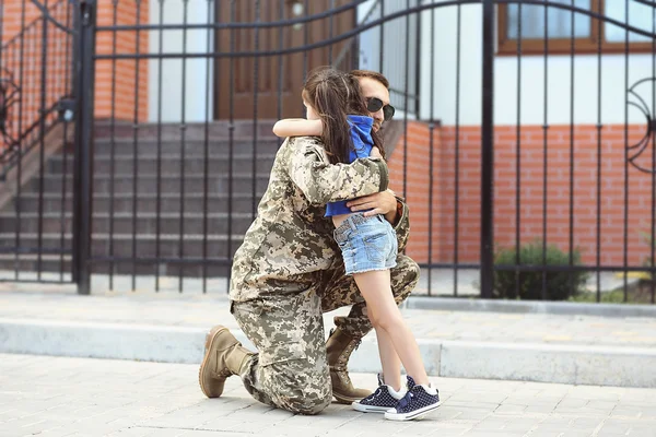Feliz Reunião Soldado Exército Dos Eua Com Filha — Fotografia de Stock