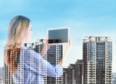 Sanal teknolojileri kavramı. Cityscape ve genç kadın tablet kullanma
