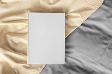 Buruşuk sayfa üzerinde beyaz kapalı kitap