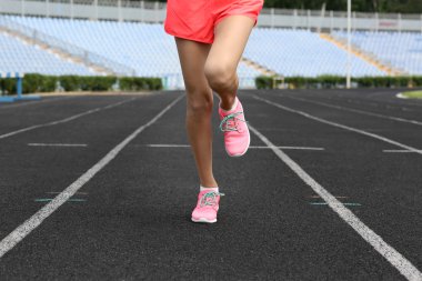 Pembe spor ayakkabı içinde çalışan kadın  