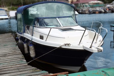 Pier demirleyen zevk tekne