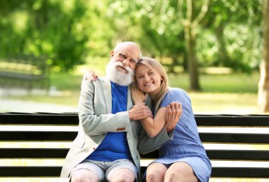 Dedesi ve bir bankta oturan torunu