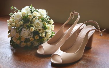 Düğün ayakkabıları ve beyaz gül buketi 