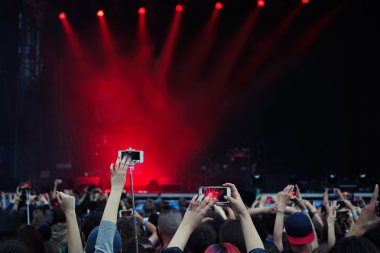 Kalabalık bir açık hava konserinde