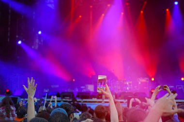 Kalabalık bir açık hava konserinde