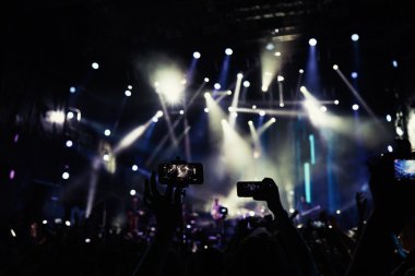Kalabalık bir açık hava konserinde