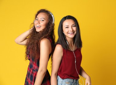 Güzel kızlar sarı arka plan müzik dinleme