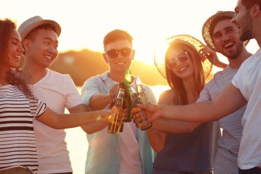 Dışarı asılı bira ile arkadaş 