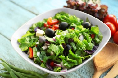 Ahşap arka plan üzerinde kase taze salata