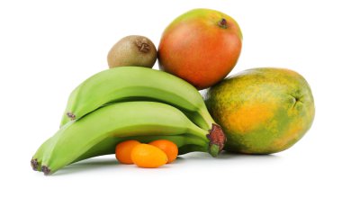 Egzotik meyveler: mango, muz, papaya, kivi ve üzerinde beyaz izole kumquats