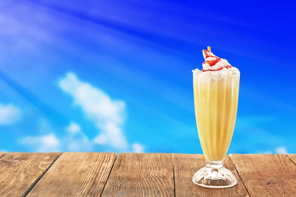 Смачний молочний коктейль на фоні блакитного неба — стокове фото