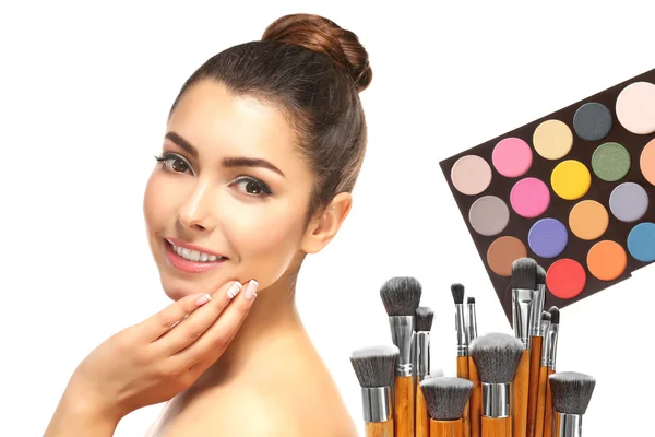 Vacker Kvinna Ansikte Med Professionell Makeup Detaljer — Stockfoto