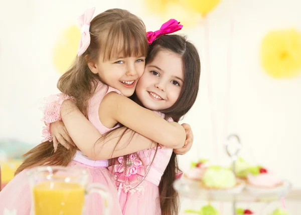 Glückliche Kleine Mädchen Die Sich Auf Geburtstagsparty Umarmen — Stockfoto