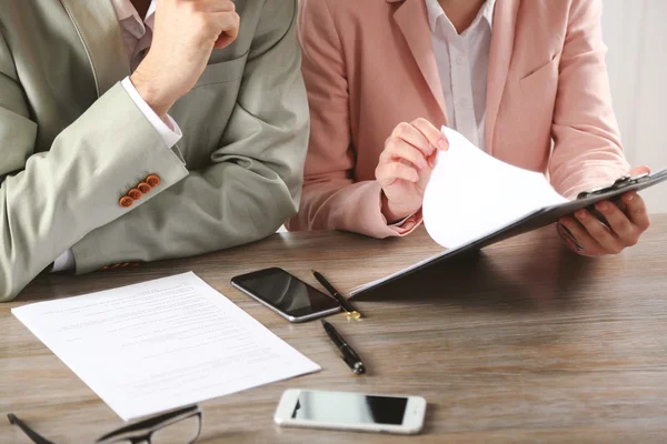 Menschliche Hände, die am Schreibtisch mit Dokumenten arbeiten — Stockfoto