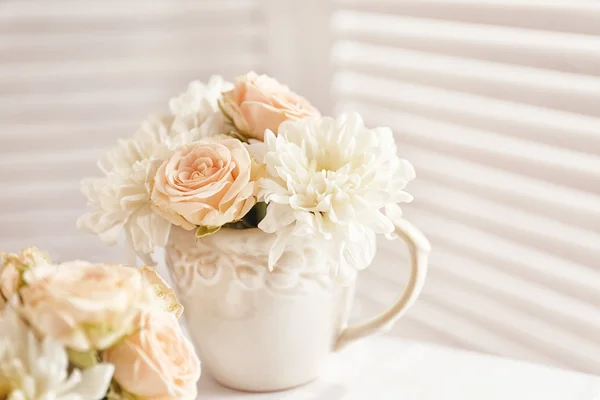 El ramo de las rosas hermosas en la taza a la mesa —  Fotos de Stock