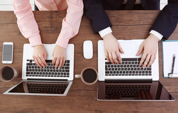 Homem e mulher trabalhando em laptops — Fotografia de Stock