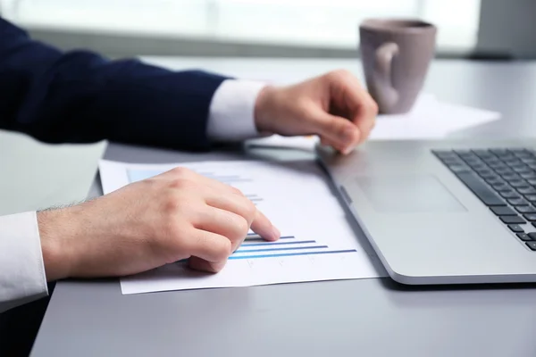 Empresario trabajando con horario y portátil —  Fotos de Stock