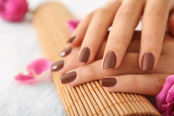 Handen met bruin manicure — Stockfoto