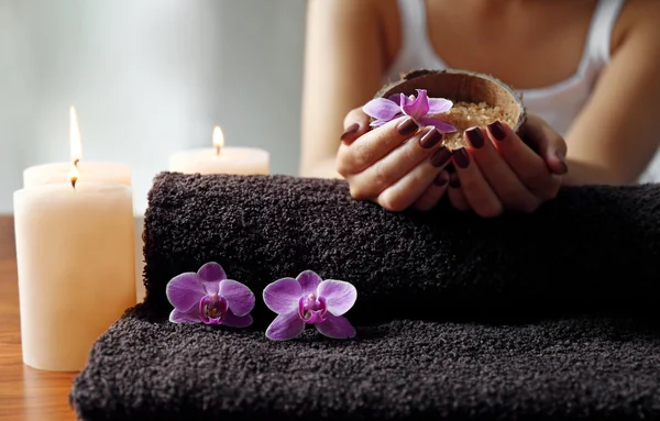 Manos con manicura marrón —  Fotos de Stock