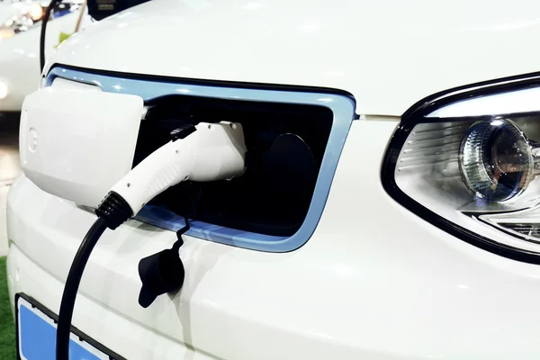 Electric car charging at the station — Stock Photo, Image