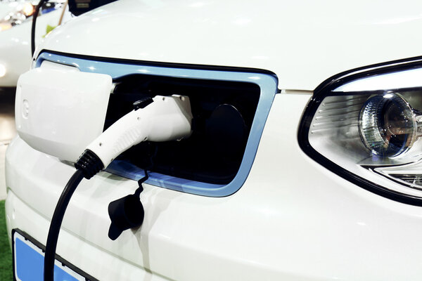 Электрический автомобиль зарядки на станции
