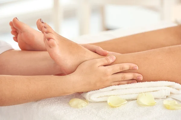 Vrouw met spa massage — Stockfoto