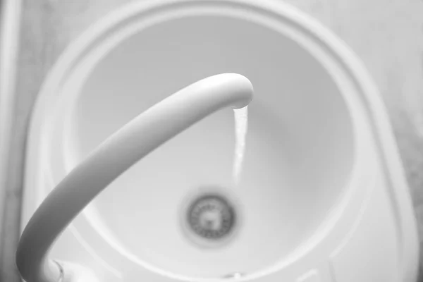 Água que sai da torneira — Fotografia de Stock
