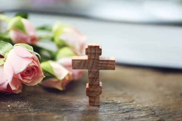 Wooden cross with flowers and book, closeup — Stock Photo, Image