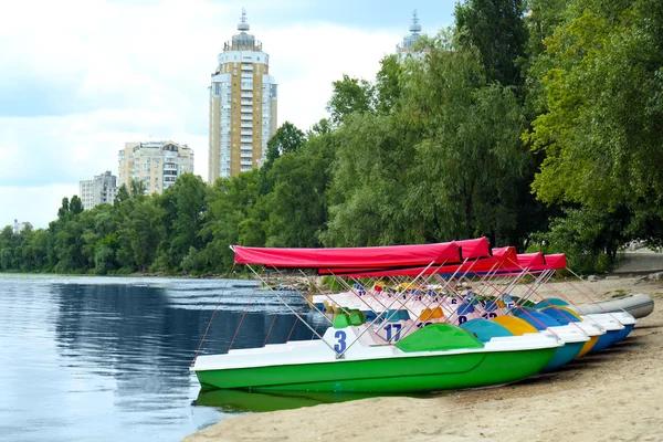 Catamaranes en la costa al lado — Foto de Stock