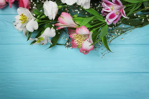 Färska blommor bakgrund — Stockfoto