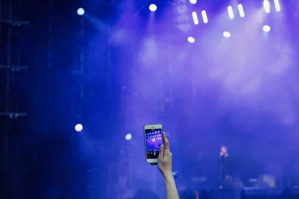 Multidão num concerto ao ar livre — Fotografia de Stock