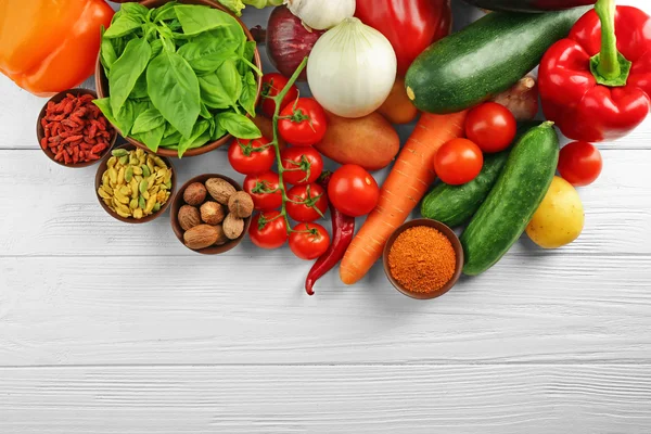 Verduras y especias sobre mesa de madera — Foto de Stock