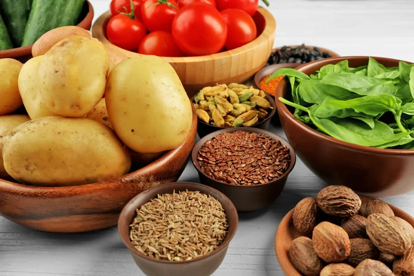 Verduras y especias en mesa de madera, primer plano — Foto de Stock