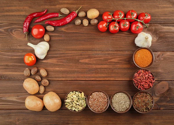 Légumes et épices sur table en bois — Photo