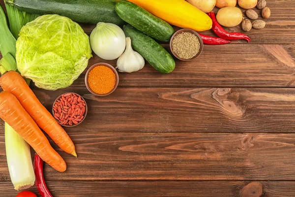 Légumes et épices sur table en bois — Photo