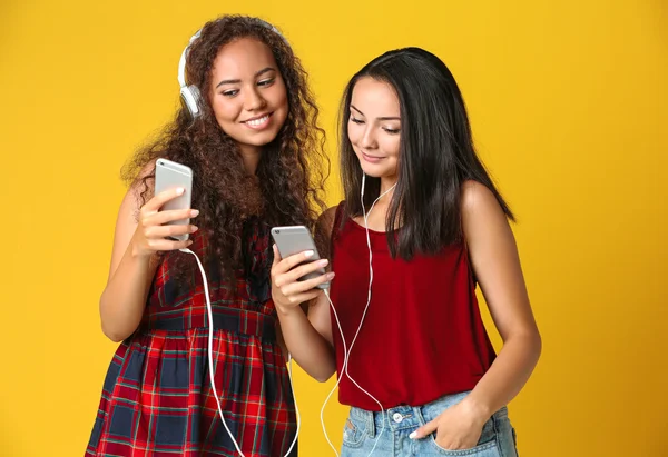 Meninas Bonitas Ouvir Música Fundo Amarelo — Fotografia de Stock