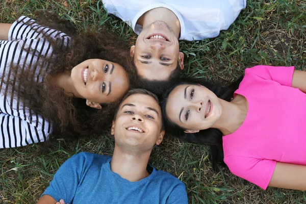 Des Amis Heureux Allongés Sur Herbe — Photo