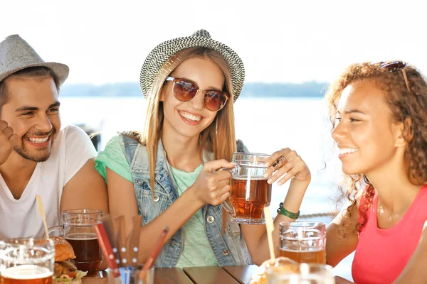 Gruppo Amici Che Escono Insieme All Aperto — Foto Stock