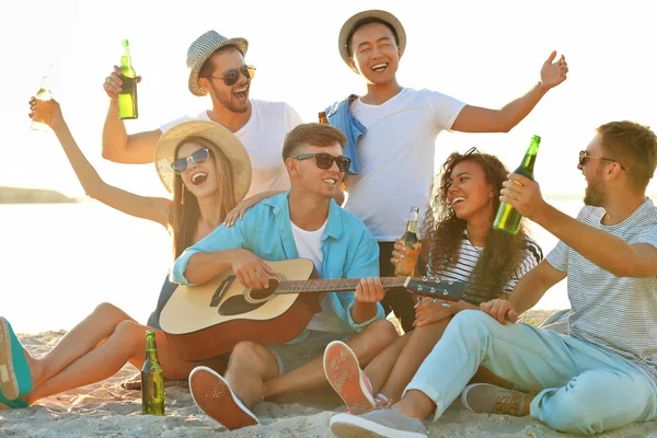 Grupo Amigos Escuchando Guitarra Bebiendo Cerveza Playa —  Fotos de Stock