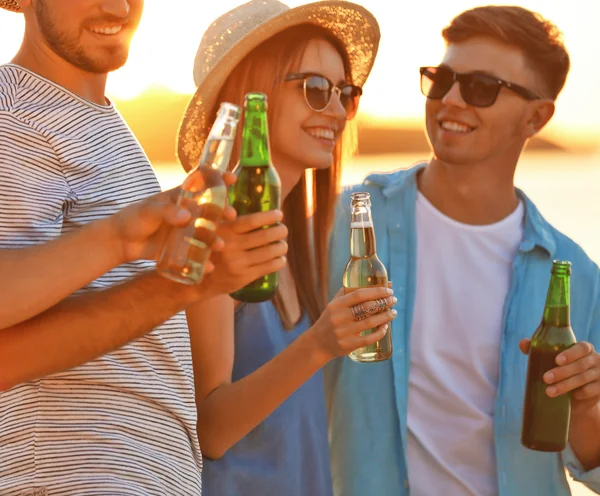 Amigos saindo com cerveja — Fotografia de Stock