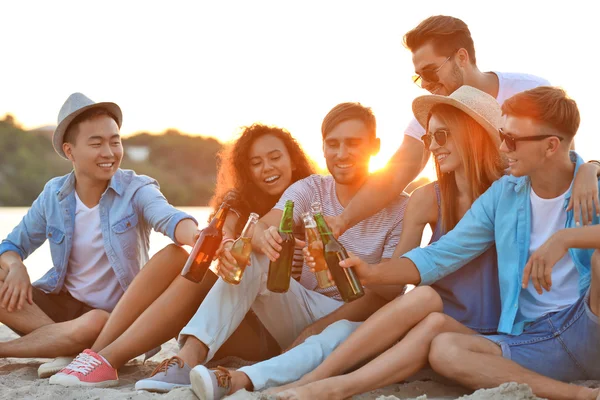 Amici uscire con la birra — Foto Stock