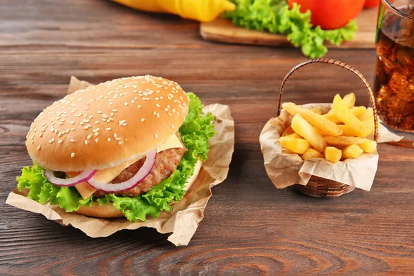 Гамбургер с картошкой фри на деревянном фоне — стоковое фото