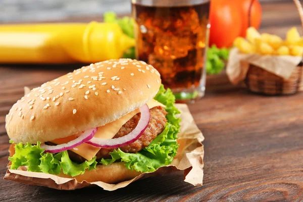Hamburger on wooden background — Stock Photo, Image